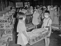 給食のパンを運ぶ児童＝山鹿市の山鹿小学校