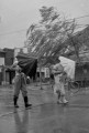 台風5号接近、傘をすぼめる人＝熊本市下通