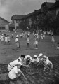二学期始まる　校庭の掃除をする児童＝熊本市の碩台小学校