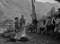 焚き火にあたる葉木の子どもたち＝阿蘇郡波野村