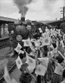 快速列車火の山号登場　日の丸で歓迎する子どもたち＝阿蘇郡阿蘇