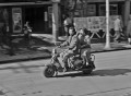 乗り心地満点、オートバイの男性＝熊本市内