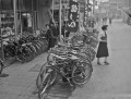 歩道を占領したパチンコ店前の自転車＝熊本市上通町