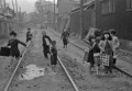 危険な近道、市電の線路を通学する児童＝熊本市塩屋町