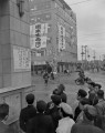 吉田内閣総辞職速報に見入る市民＝熊本市上通の熊日本社
