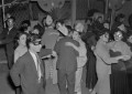 クリスマスのキャバレー　ダンサーと踊るお客＝熊本市内
