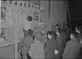 国会解散　速報を見る人たち＝熊本市上通の熊日本社
