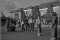 校庭で縄跳び＝熊本市内の小学校