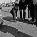 ラムネ玉（ビー玉）遊び　当たったぞ＝熊本市内
