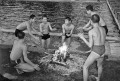 寒中の水泳部練習　たき火にあたる部員たち＝熊本市出水町の水前