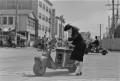 スクーターと女性＝熊本市内