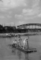 いかだで遊ぶ子どもたち＝熊本市の長六橋近くの白川