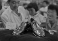時価３００万円の金の靴＝熊本市内の靴店