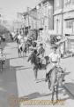 くまもと昭和を歩く３８　熊本大学、熊本女子大学馬術部員の乗馬、市中行進＝熊本市　昭和30年