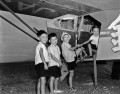 航空記念日　ハイパー機と子どもたち＝熊本市健軍町