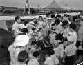 航空記念日　飛行機の話を聞く子どもたち＝熊本市健軍町