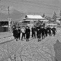 雪の始業式　元気に登校した児童＝熊本市の出水小学校