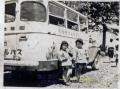 昭和31年ごろ　湖東幼稚園のスクールバスと園児たち＝熊本市内