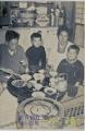 昭和31年　円卓を囲んで楽しい夕食。暖は火鉢で＝熊本市龍田町
