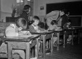 小さなオカッパ抱えて付属小の入試風景＝熊本市の熊大付属小学校