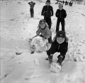 雪だるまづくりの子どもたち＝阿蘇郡高森町