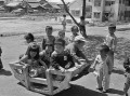 シーソーで遊ぶ子どもたち＝荒尾市