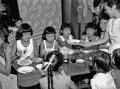交換ワンダーフォーゲル　食事をする熊本市城東小と人吉西小の児