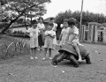 象亀と子どもたち＝熊本市の熊本動物園