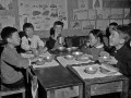 みんなで楽しく給食＝熊本市の白川小学校