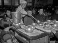 配膳をする給食係の児童＝熊本市の白川小学校