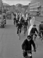 自転車を連ね中学生の求職デモ＝熊本市手取本町