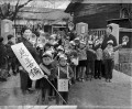 慈善鍋　手製のカレンダー販売へ向かう隈府幼稚園の園児＝菊池郡