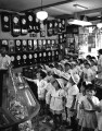 時計店を訪れた幼稚園児＝熊本市内