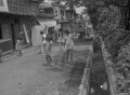 町を清掃する子どもたち＝山鹿地方