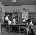 子供銀行を運営する生徒たち＝天草郡河浦町の河浦中学校