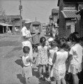 紙芝居に集まった子どもたち＝荒尾市