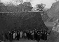 熊本城を訪れた関西からの観光客＝熊本市