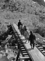 森林鉄道の橋を渡って登校する児童＝球磨郡上村