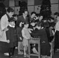 入学式　上級生に名札を付けてもらう新一年生＝熊本市の碩台小学