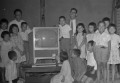 アメリカから贈られたテレビと児童＝山鹿地方