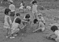 砂遊びの子どもたち＝水俣市の湯の児海岸