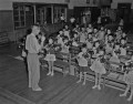 バイオリンの練習をする碩台小学校の児童＝熊本市