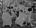 理容学校生徒の散髪奉仕＝熊本市島崎町の聖母丘愛児園