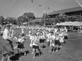運動会　日の丸を持って入場行進＝熊本市の砂取小学校