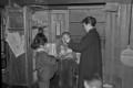 日記を放送する子どもたち＝本渡地方