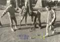 昭和34年1月ごろ　松橋神社境内でコマまわしをする子どもたち