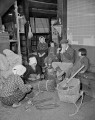 村内電話が整った鹿北村　土間で野菜の出荷作業＝鹿本郡鹿北村
