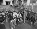 入学式　お母さんと登校する新一年生＝熊本市内の小学校