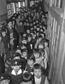 入学式会場へ向かう新一年生＝熊本市内の小学校