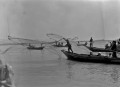 八代船出浮漁　投げ網＝八代市蛇篭の球磨川河口